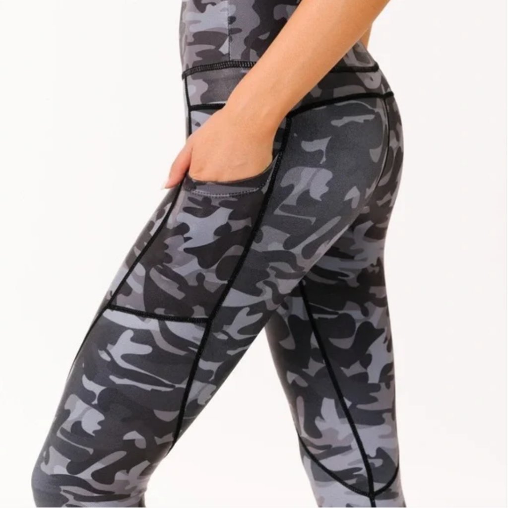 Zyia Active Black Camo Metallic Pocket Light N Tight Hi-Rise Capri 20" 4
